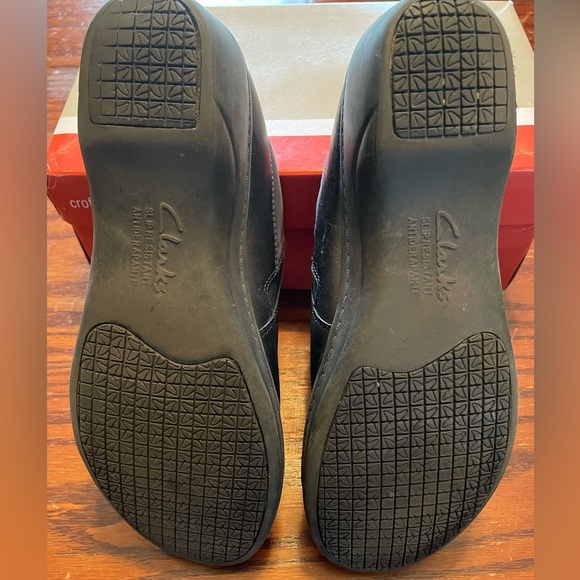 Clarks women’s slip on shoes. Size 9.5, black. - Picture 4 of 4